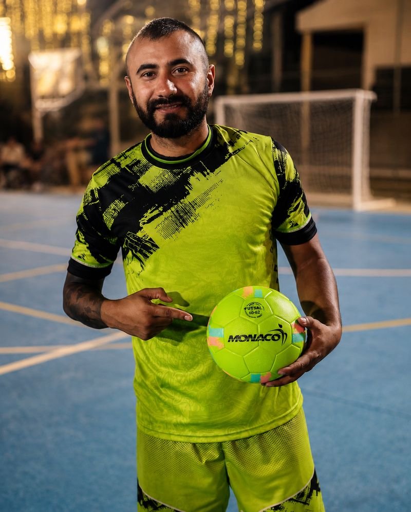 Cliente de MONACO señalando su balón en cancha de futsal